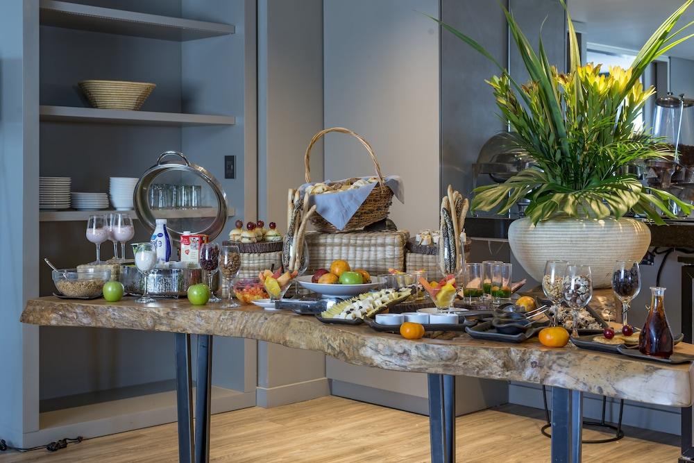 ホテル モヴィッチ ビューロ 51 バランキージャ エクステリア 写真 A buffet table