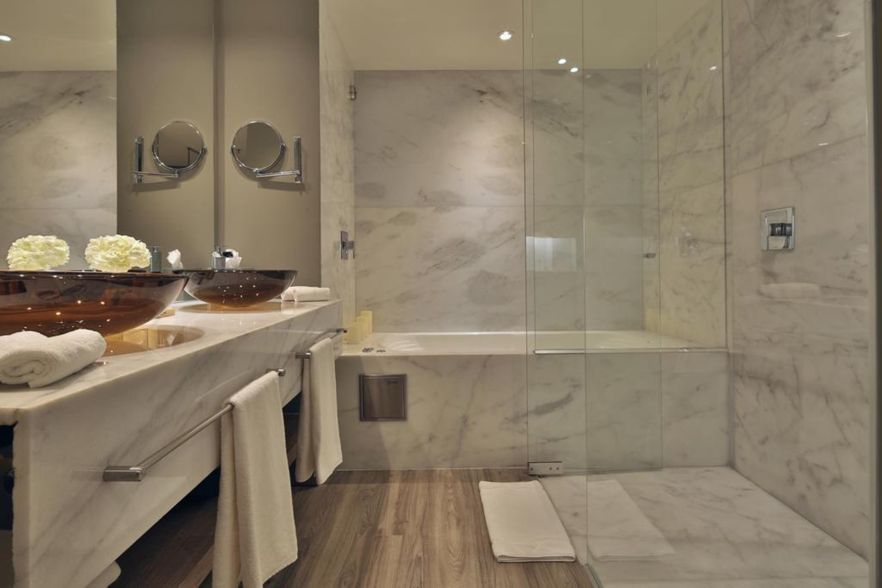 ホテル モヴィッチ ビューロ 51 バランキージャ エクステリア 写真 A shower enclosure with a fixed glass door