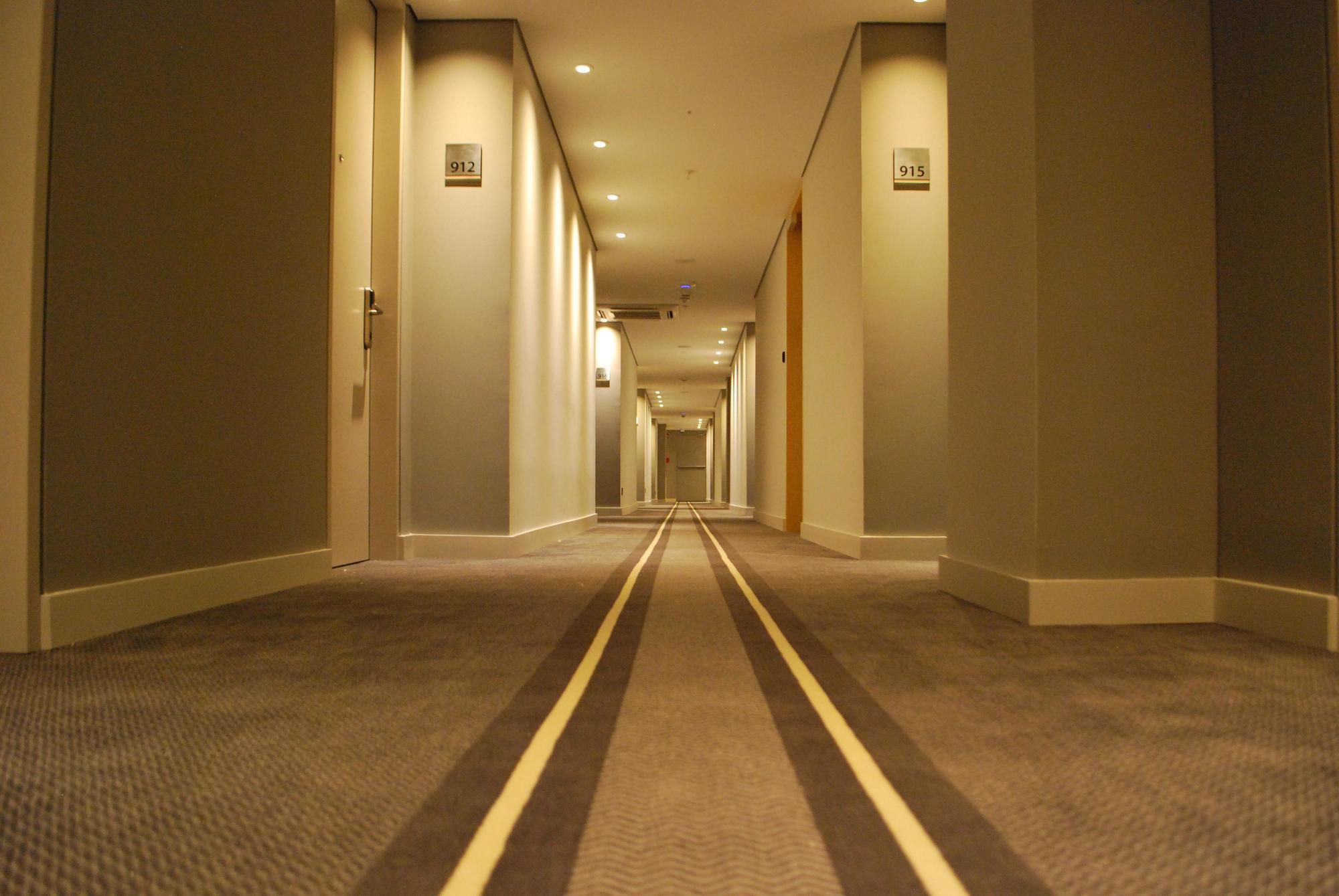 ホテル モヴィッチ ビューロ 51 バランキージャ エクステリア 写真 A corridor in a hotel