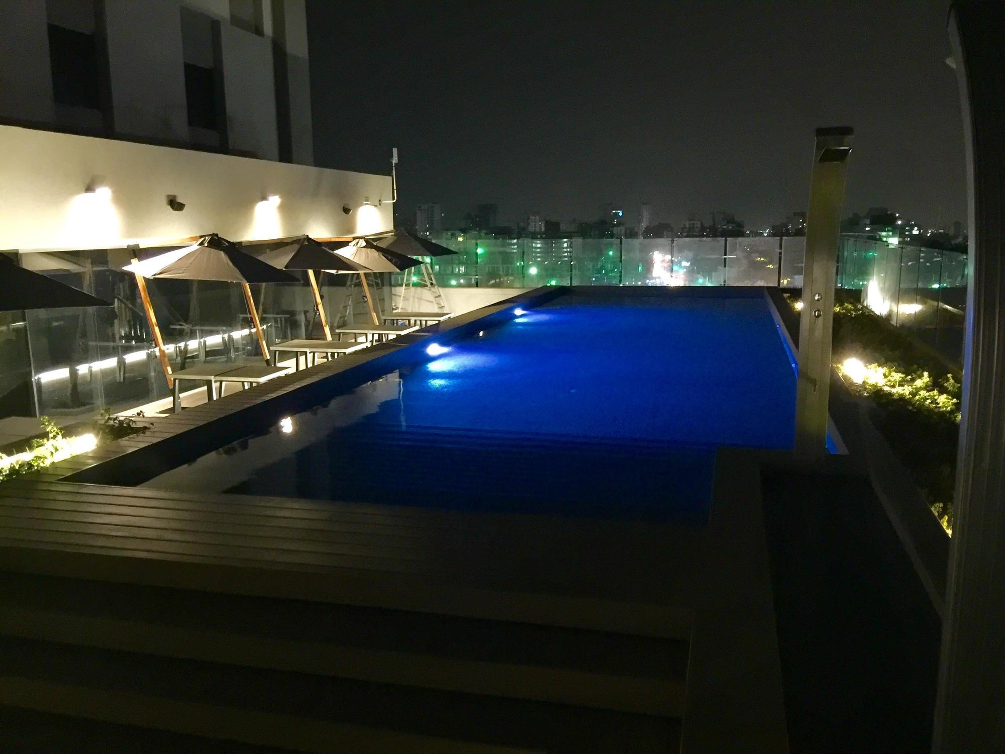 ホテル モヴィッチ ビューロ 51 バランキージャ エクステリア 写真 Rooftop pool at the hotel