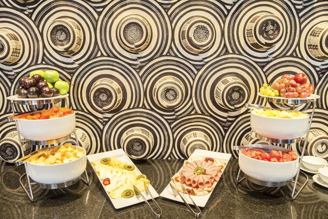 ホテル モヴィッチ ビューロ 51 バランキージャ エクステリア 写真 A selection of cold cuts at a buffet