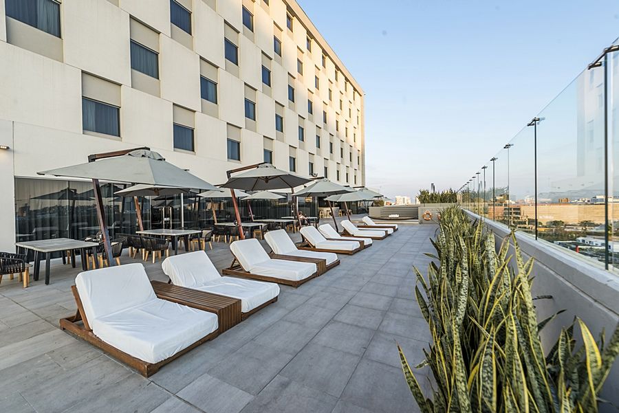 ホテル モヴィッチ ビューロ 51 バランキージャ エクステリア 写真 Rooftop pool at the Hilton Scottsdale Resort at the Peak