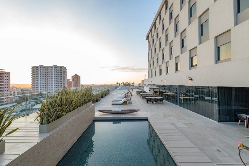 ホテル モヴィッチ ビューロ 51 バランキージャ エクステリア 写真 The rooftop pool at the hotel